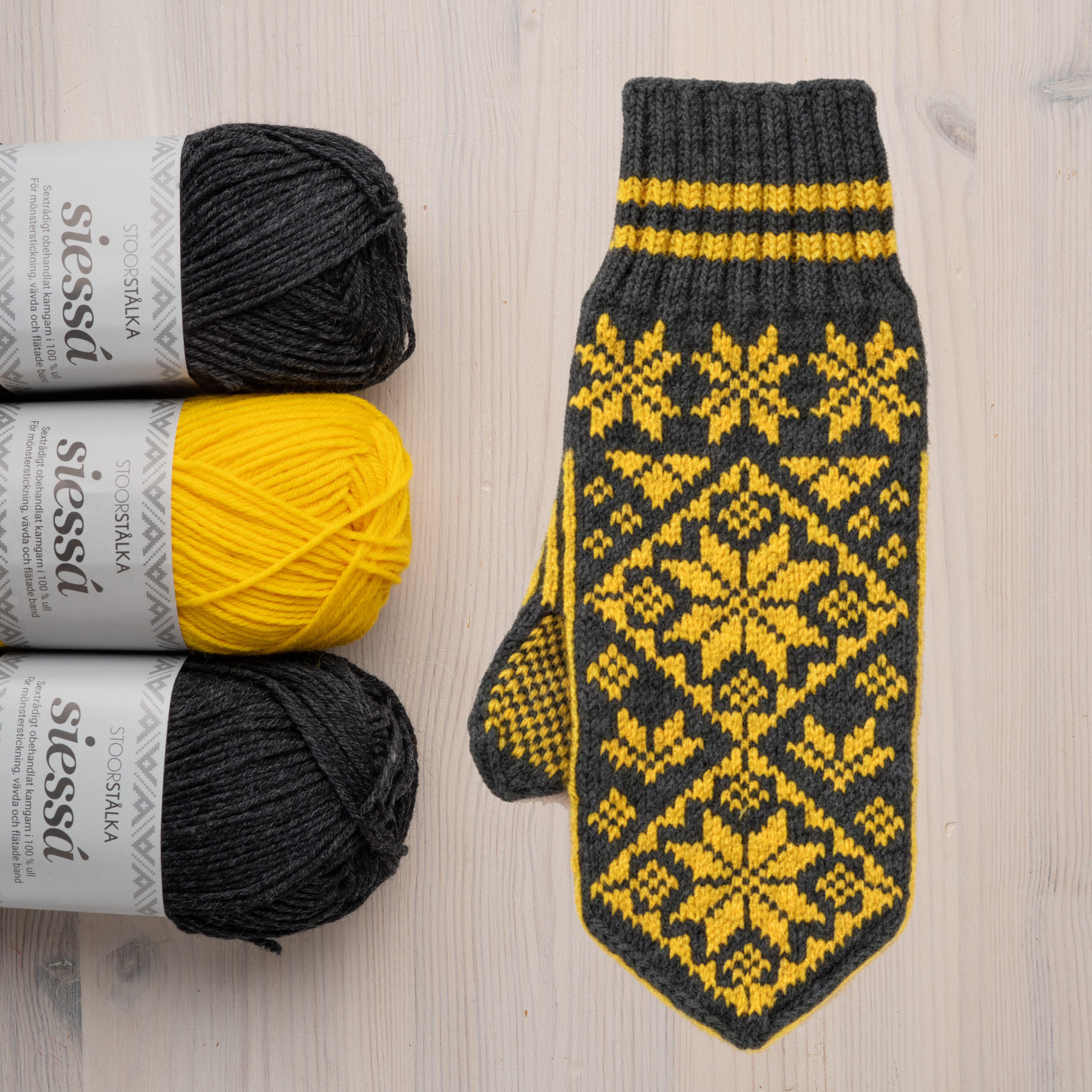 Strickset Fäustlinge Stjärnvanten från Norrfjärden dunkelgrau-gelb