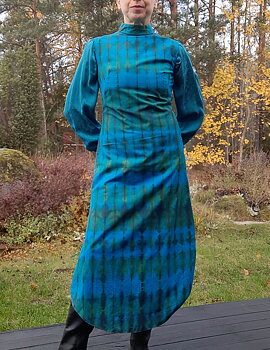 Turkos/grön batik-klänning, lång ärmlös modell (fodrad) ca storlek M, Secondhand