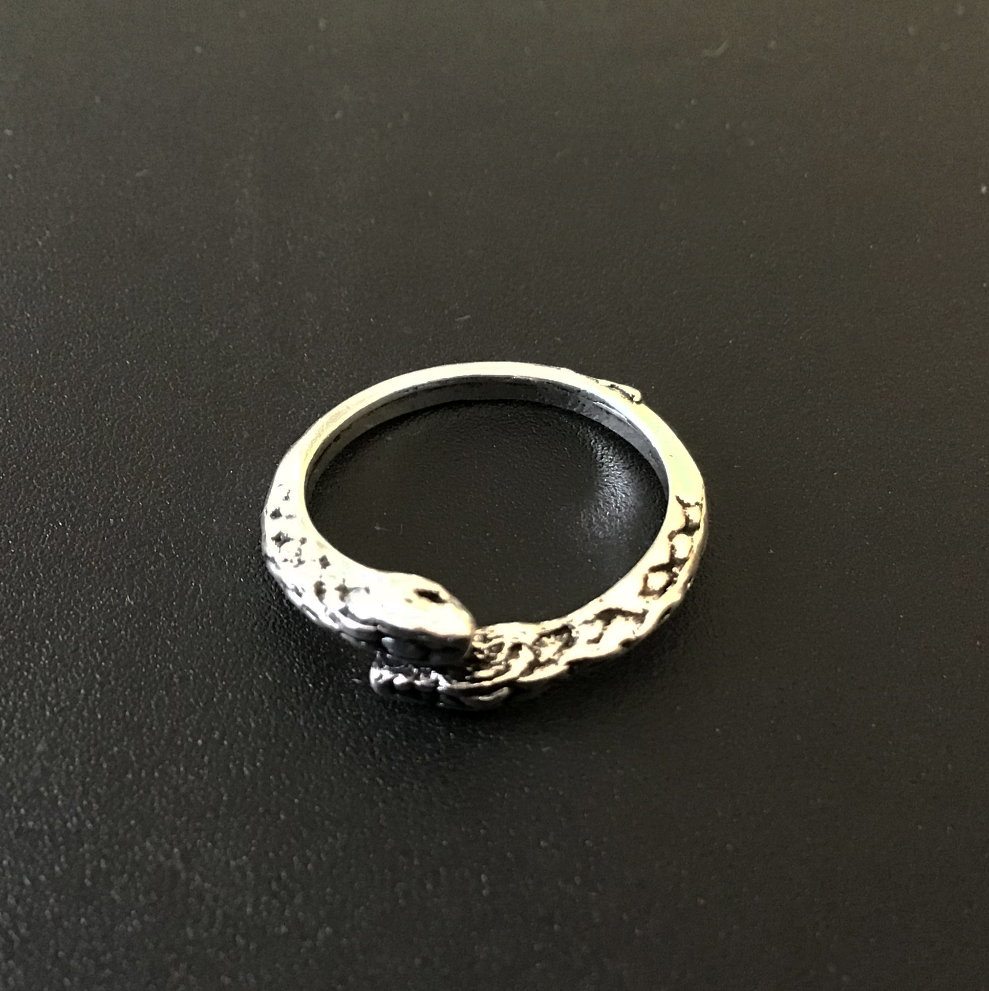 Ring: slangehoder "Rockwear Collection"