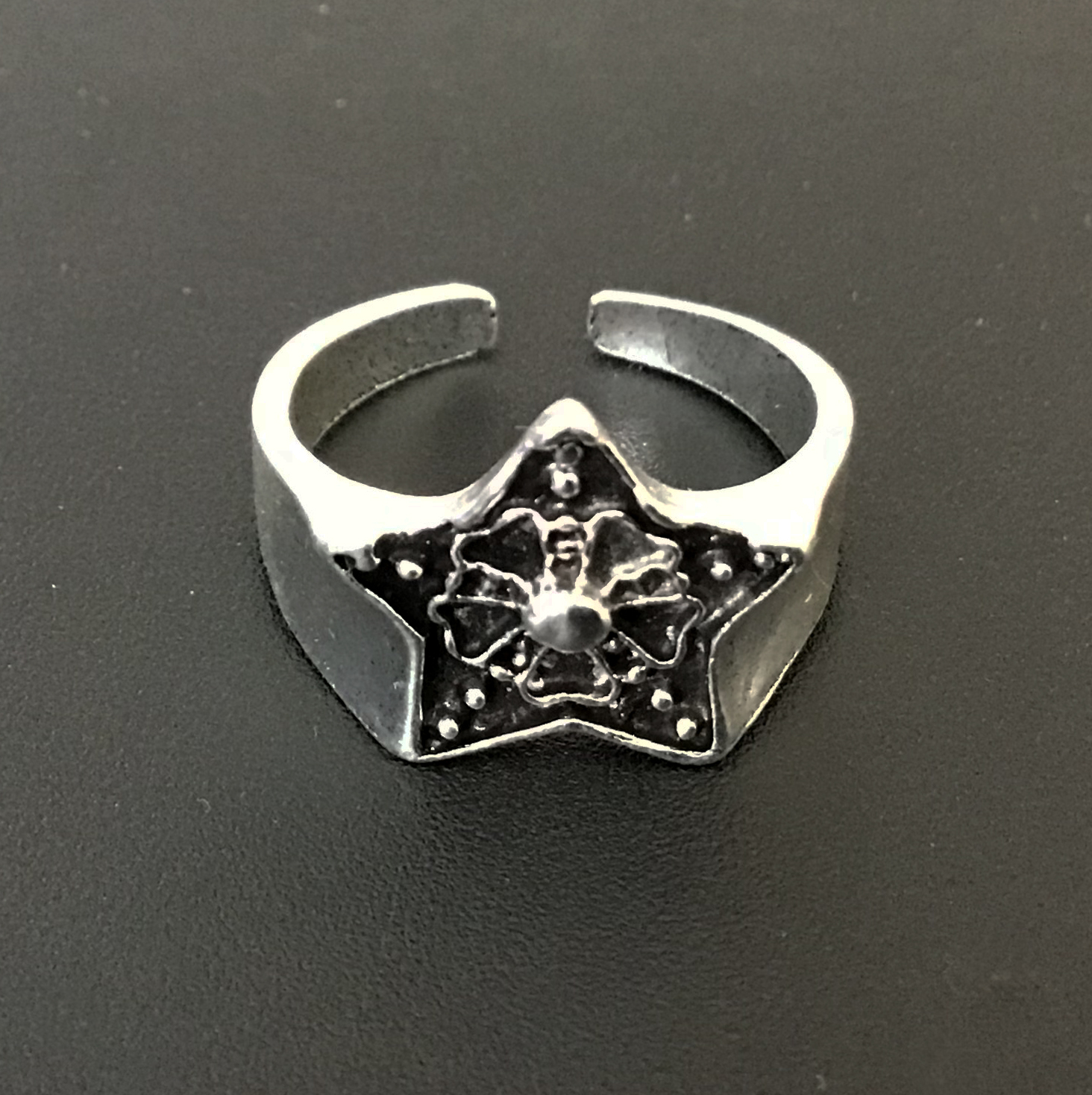 Ring: Stjerne med udsmykning "Rockwear Collection"