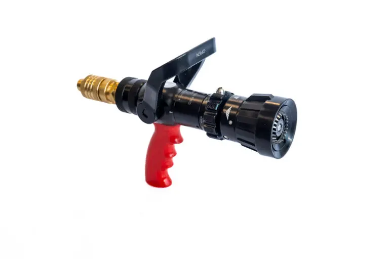 Strålerør, Delta Fire Attack 100 SBC Pro. Strålerør med hurtigutskiftbare dyser. Select flow 50-100-150-230 L/Min @ 6 Bar . Kan også brukes opptil 40 bar og er derfor et ypperlig verktøy for høytrykks pumper. 10 års garanti. 