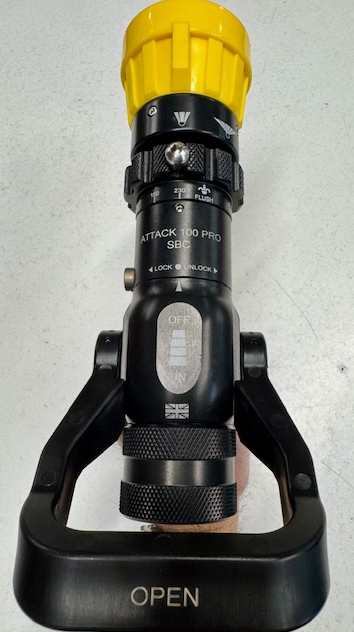 Strålerør, Delta Fire Attack 100 SBC Pro. Strålerør med hurtigutskiftbare dyser. Select flow 50-100-150-230 L/Min @ 6 Bar . Kan også brukes opptil 40 bar og er derfor et ypperlig verktøy for høytrykks pumper. 10 års garanti.  - 5
