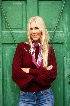 Mönstrad vävd cashmeresjal i 100% cashmere bordeaux toner  65 x 65cm säljs på Hospitalsgatan