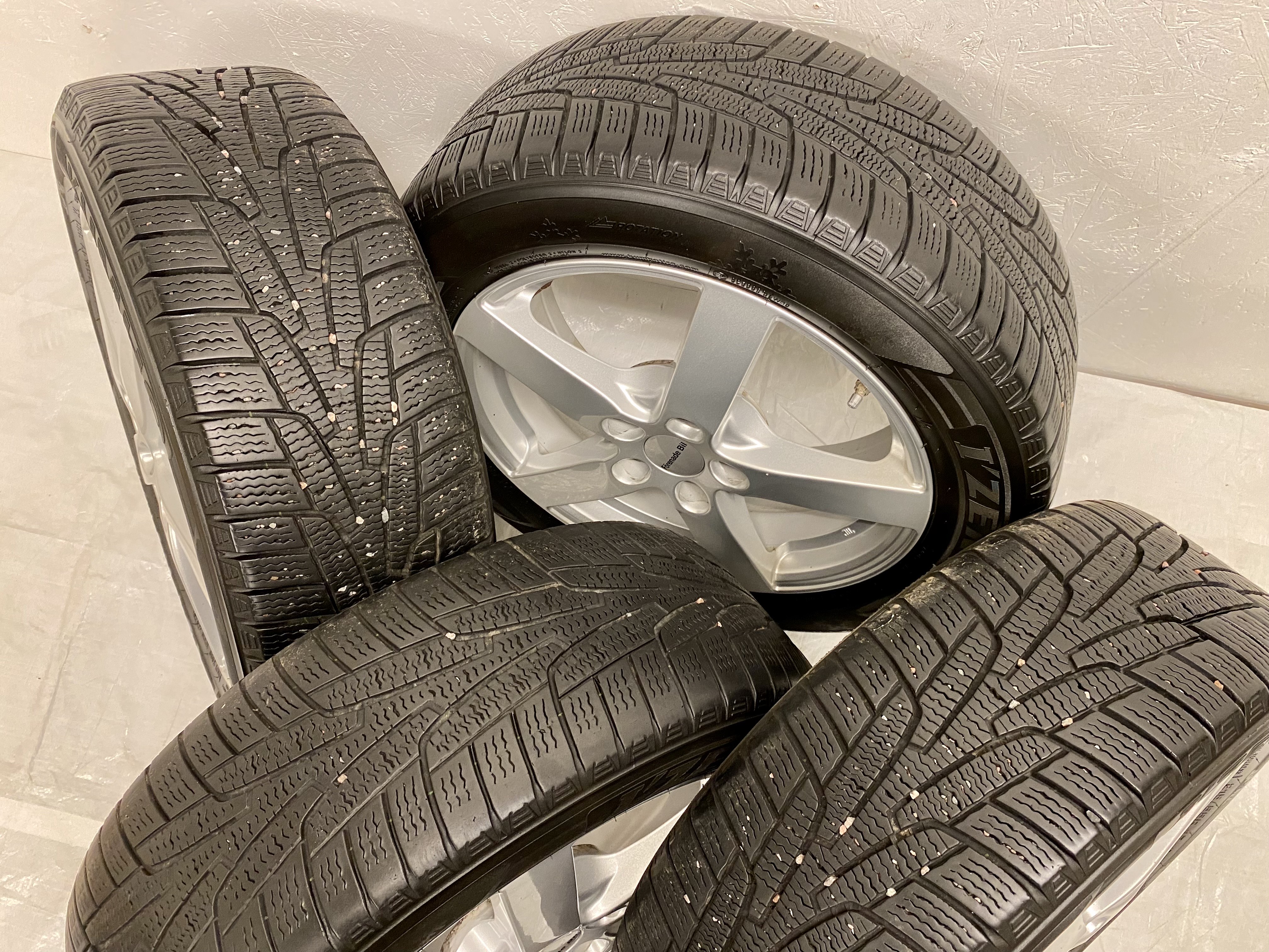 Kompletta Vinterhjul Friktion | ALUTEC Kia Optima TPMS 5x114.3 7x17 ET50 67.1 + 215/55 R17 98R Kumho iZen KW31 | V47-2017 | 6.5|6.5|4.5|4.5 mm - 2