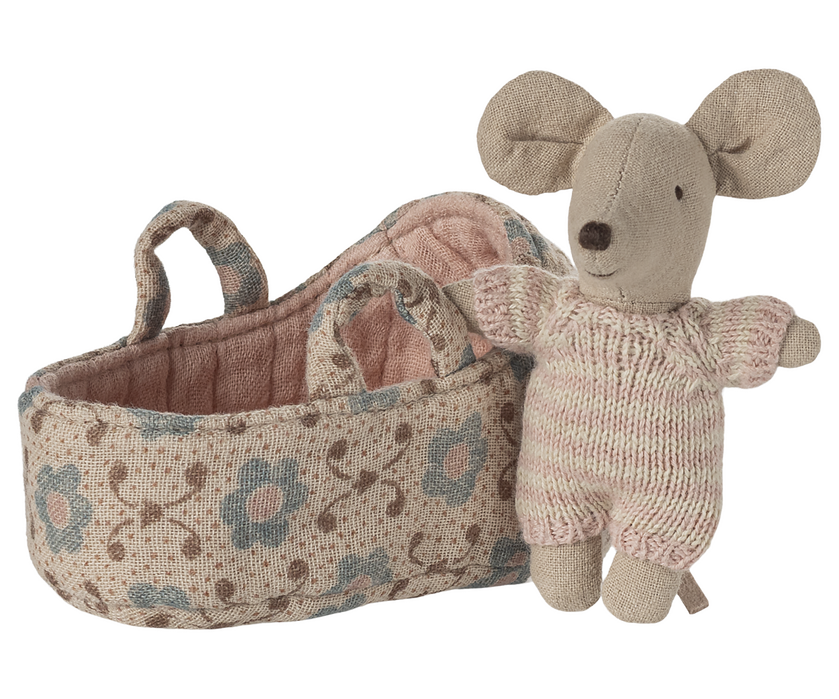 Baby mouse in carry cot Rose
