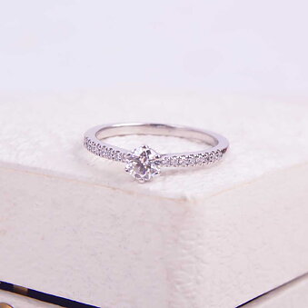 Solitairering i hvidguld med 0,41ct tot. Årgang