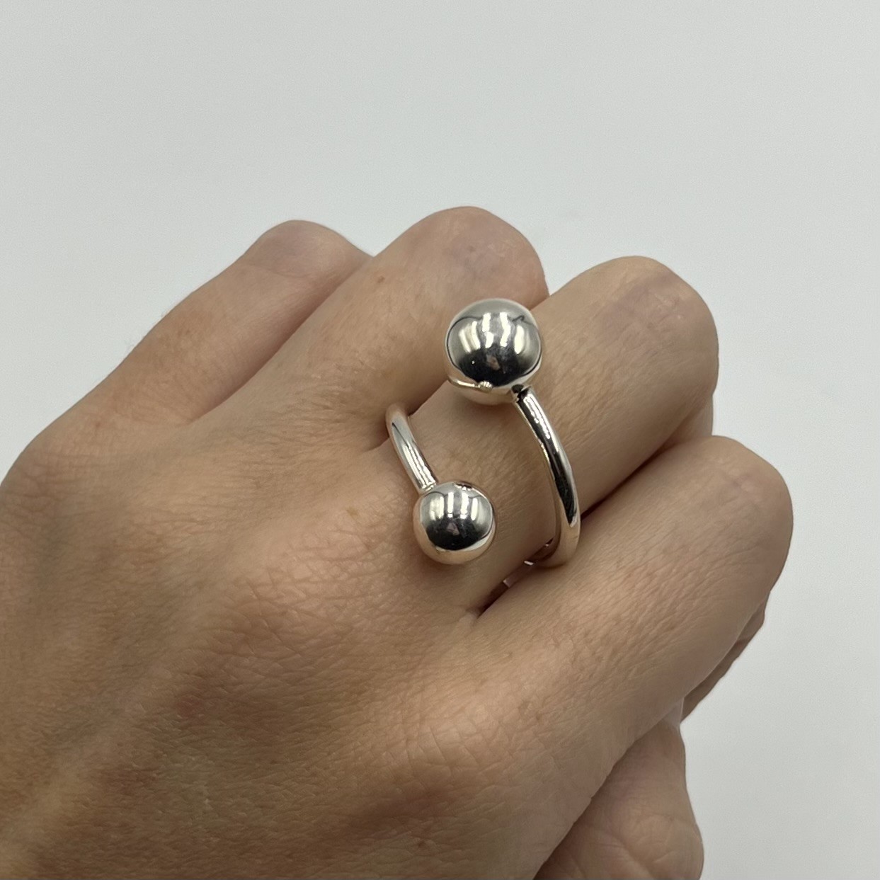 Ring Exign två kulor omlott handgjord silver 