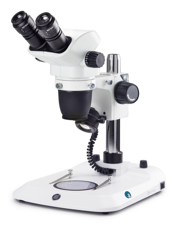 Stereomikroskop Nexius Zoom EVO Bino, 6,5x till 55x zoom, pelarstativ, över- och underbelysning, 3 W LED