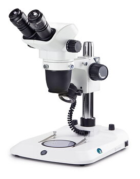 Stereomikroskop Nexius Zoom EVO Bino, 6,5x till 55x zoom, pelarstativ, över- och underbelysning, 3 W LED