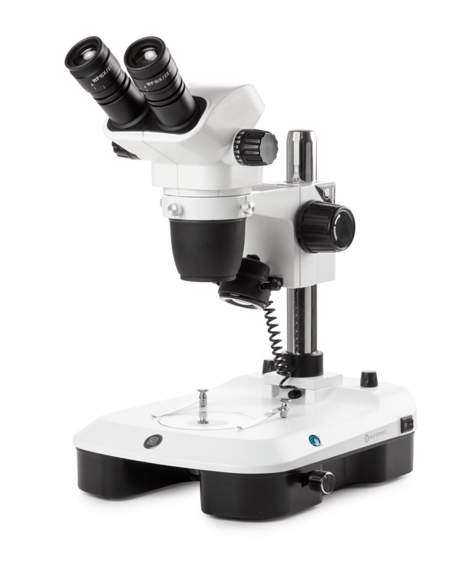 Stereomikroskop Nexius Zoom EVO Bino, 6,5x till 55x zoom, pelarstativ, över- och underbelysning (roterbar spegel), 3 W LED