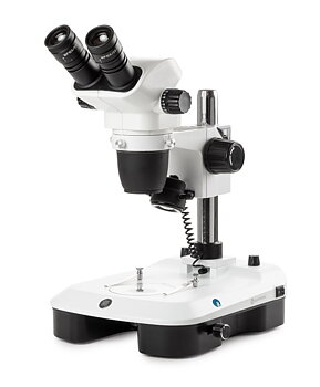 Stereomikroskop Nexius Zoom EVO Bino, 6,5x till 55x zoom, pelarstativ, över- och underbelysning (roterbar spegel), 3 W LED