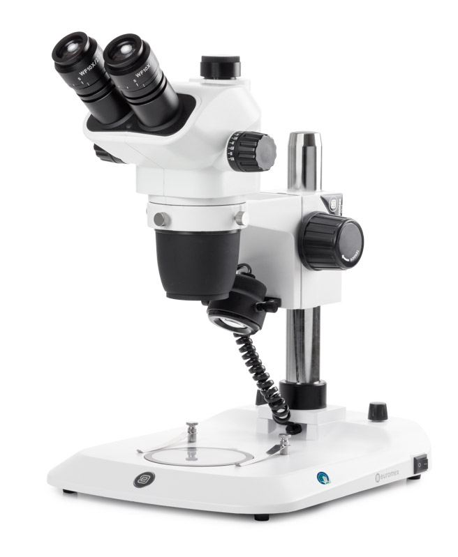 Stereomikroskop Nexius Zoom EVO Trino, 6,5x till 55x zoom, pelarstativ, över- och underbelysning, 3 W LED