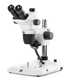 Stereomikroskop Nexius Zoom EVO Trino, 6,5x till 55x zoom, pelarstativ, över- och underbelysning, 3 W LED