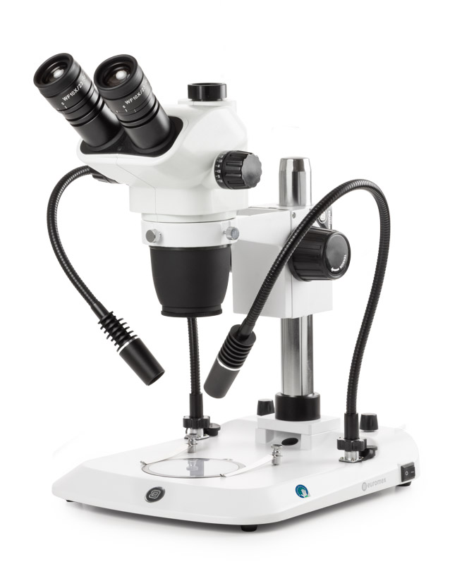 Stereomikroskop Nexius Zoom EVO Trino, 6,5x till 55x zoom, pelarstativ, över- (dubbel svanhals) över och underbelysning, 3 W LED