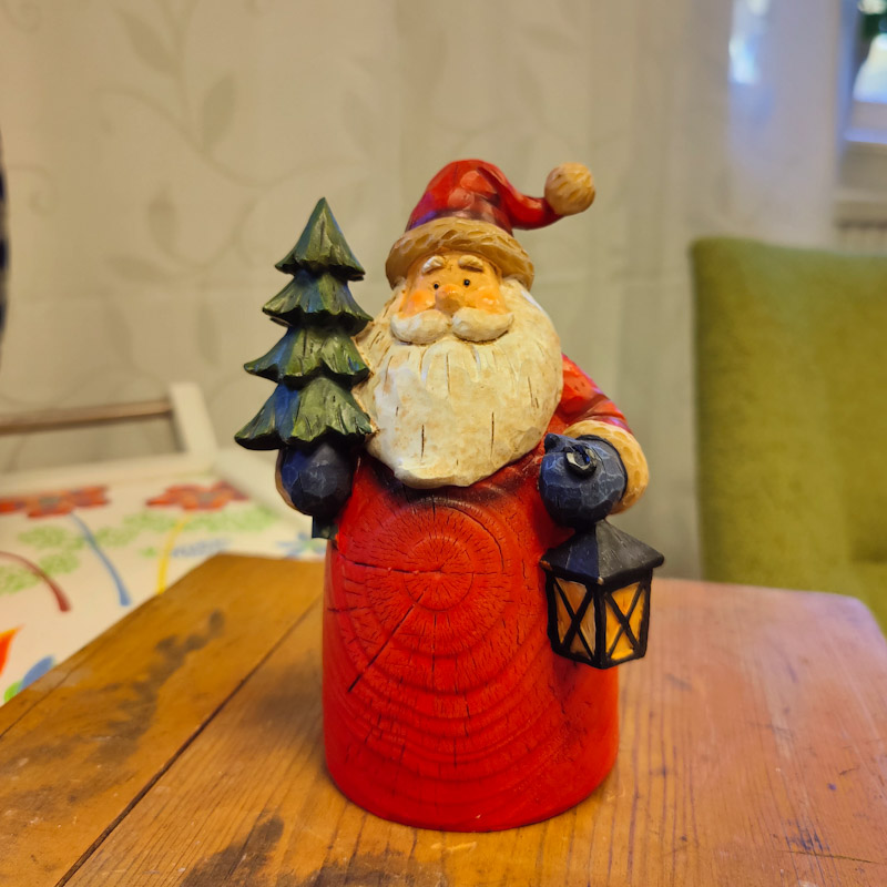 Tomte med lykta och gran