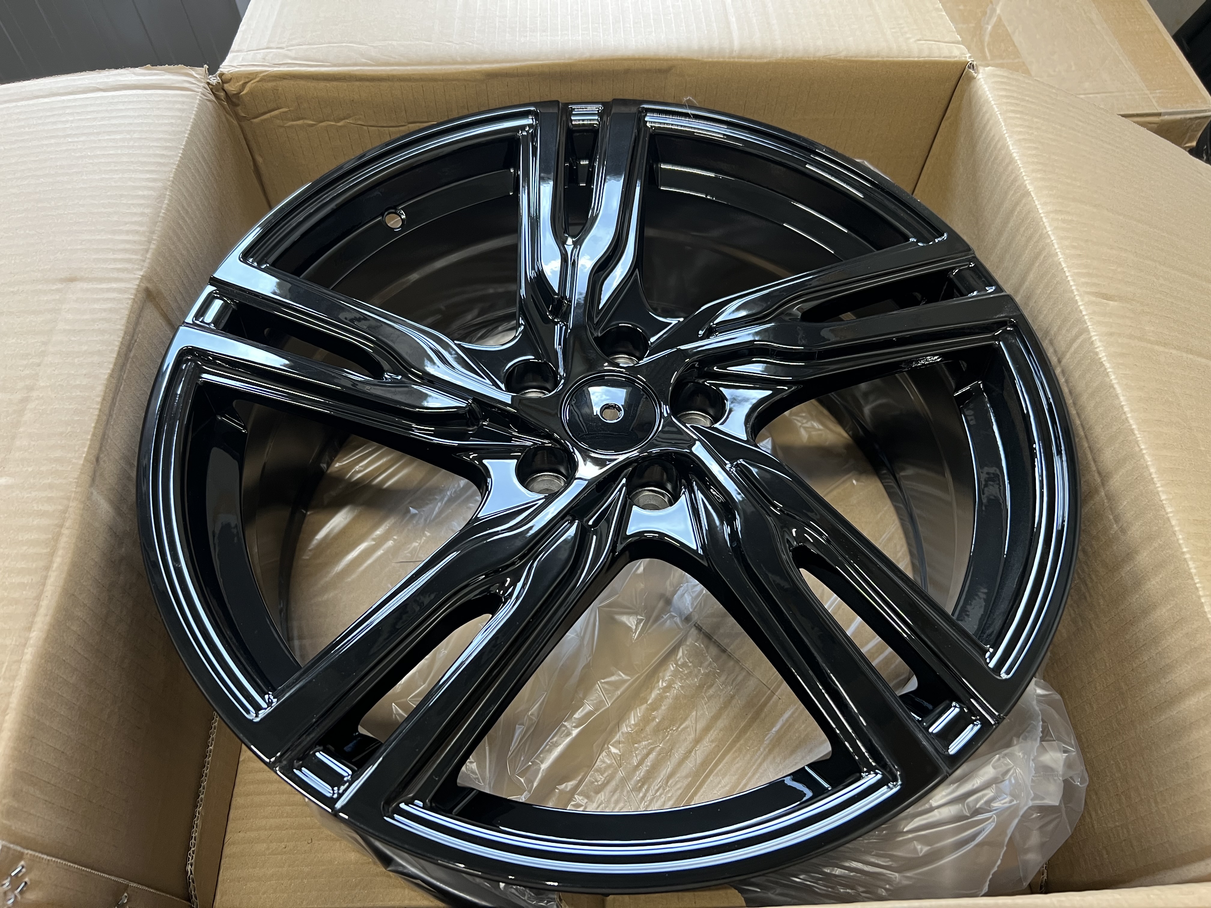 19" R style Gloss black 5x108 (1 uppsättning)
