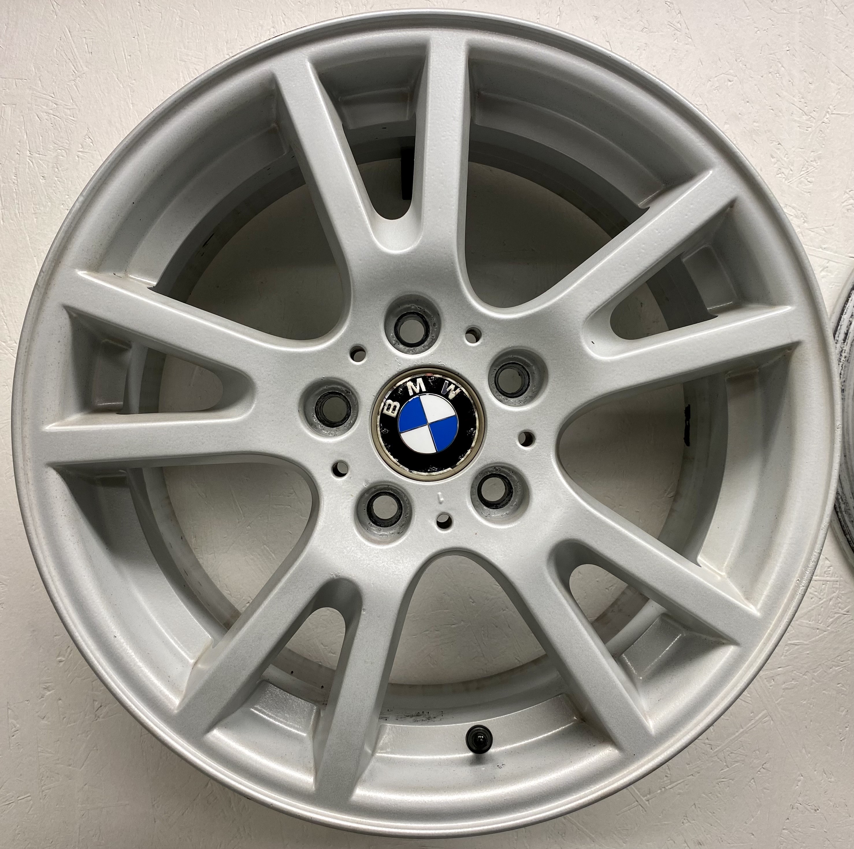 BEGAGNAT | 4 st | 17" BMW X3 E83 3412060 ALUFÄLGAR Ljus silver | 5x120 8x17 ET46 72.6 - 6
