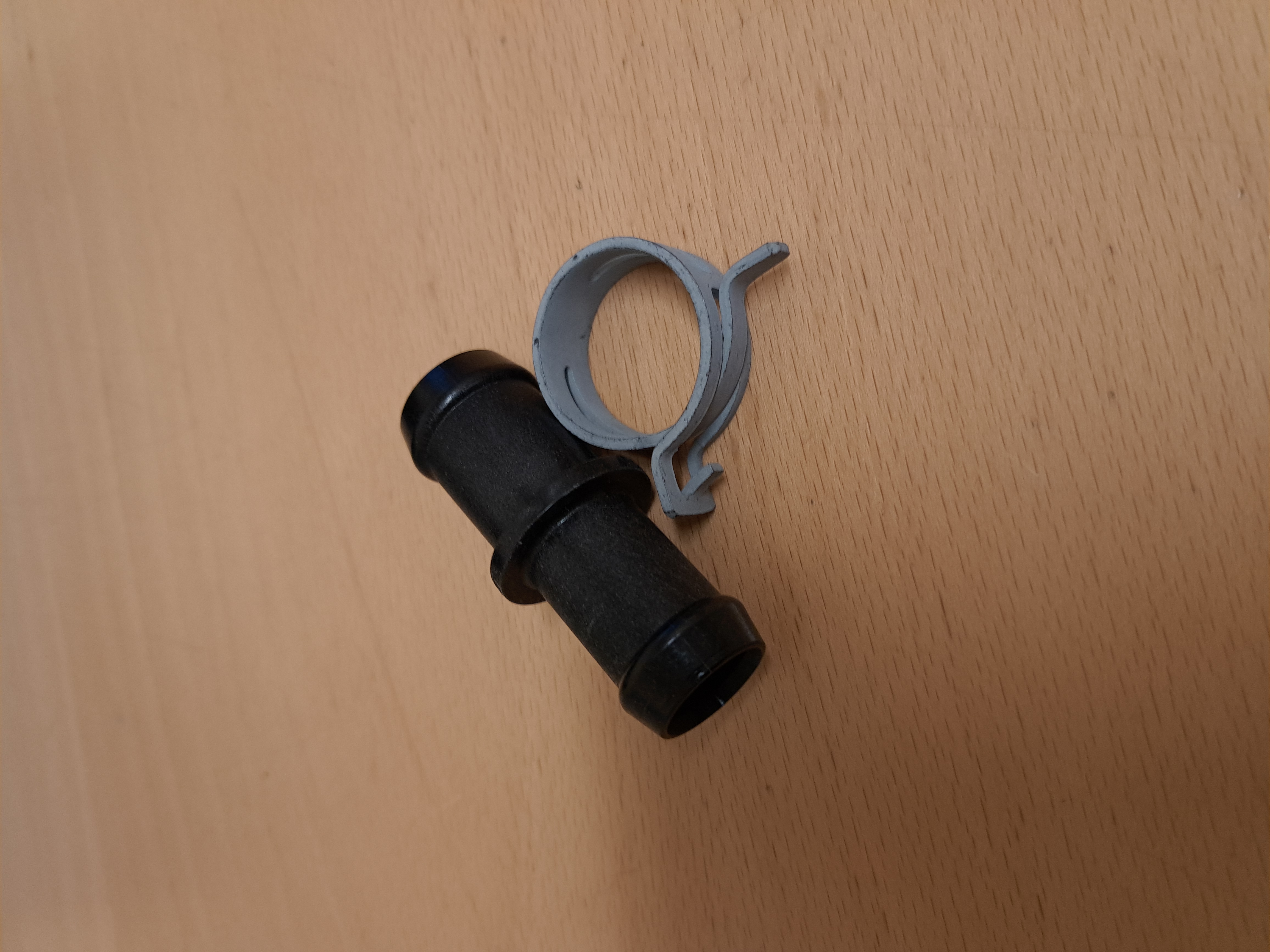 Connection pipe and hose clamp