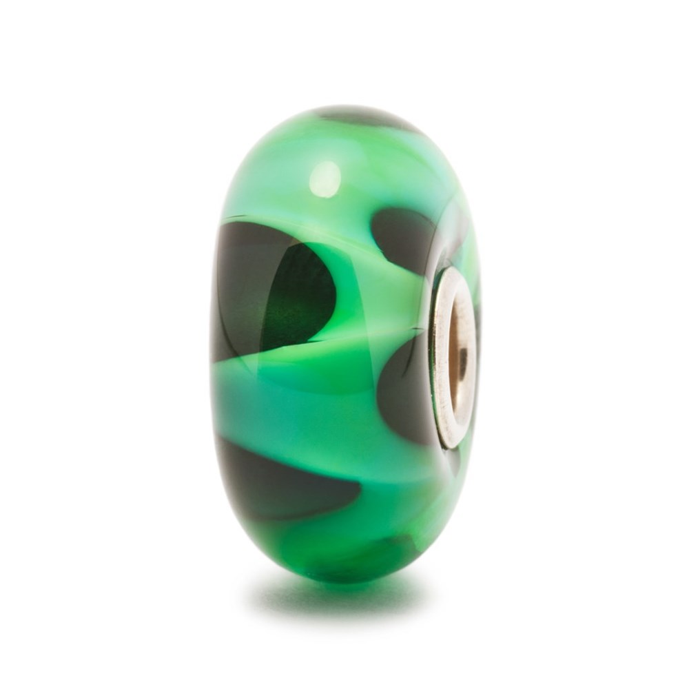 Trollbeads Green Wave glaskula TGLBE-20038 – rund pärla i ljus- och mörkgrönt glas med vågigt mönster och silverkärna, visad i närbild mot vit bakgrund.