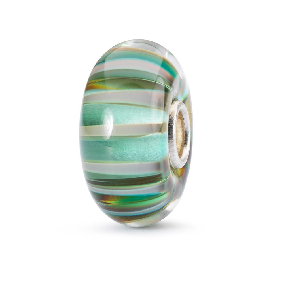 Trollbeads Wise Bamboo glaskula TGLBE-10328 – rund glaspärla med mjuka ränder i grönt, turkost och vitt samt silverkärna, visad i närbild mot vit bakgrund.