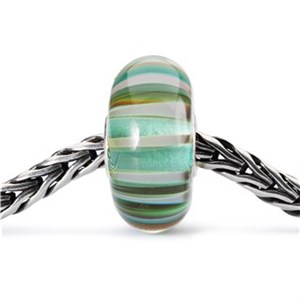 Trollbeads Wise Bamboo glaskula TGLBE-10328 – randig pärla i gröna och vita nyanser trädd på ett silverarmband, visad framifrån mot vit bakgrund.