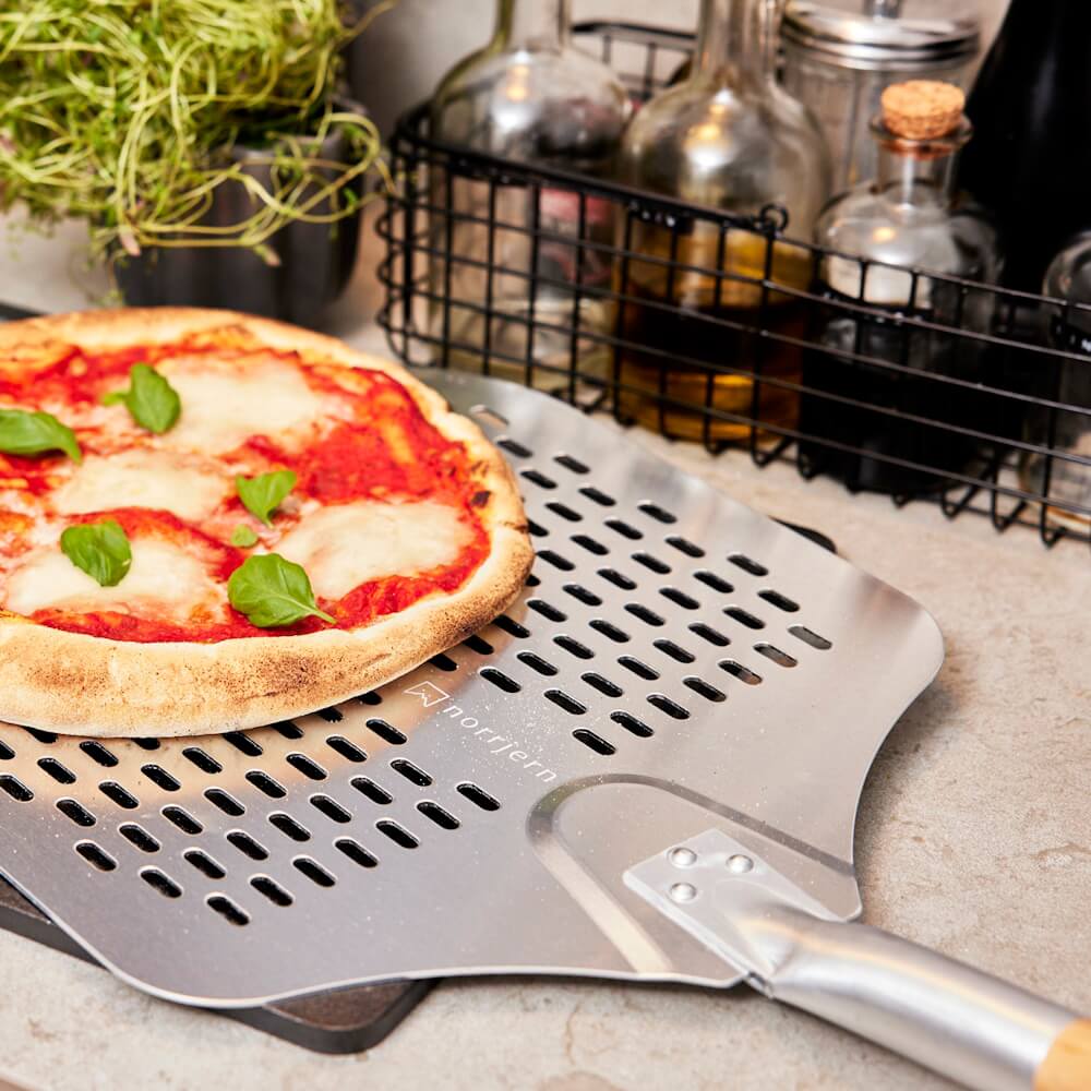 Pizzaspade gör det enkelt att ta pizzan i och ur ugnen.