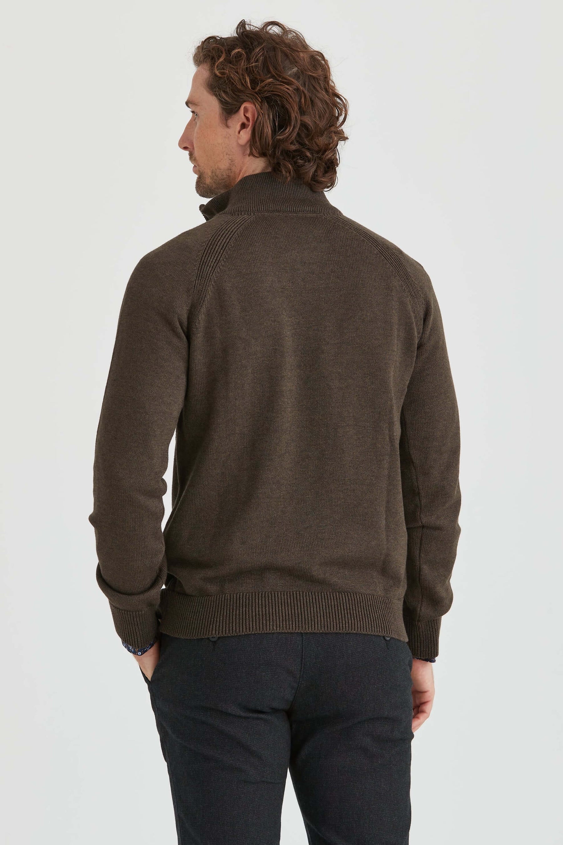 Stickad Halv-Zip Tröja brun med extra lång ärm. Säljes endast online - 2