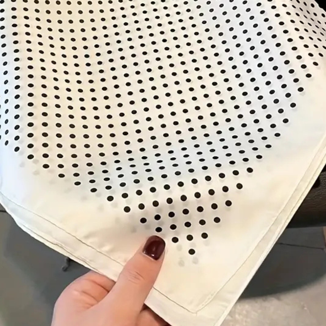 Satinscarf -Vit småsvartprickig- Fyrkant - 2