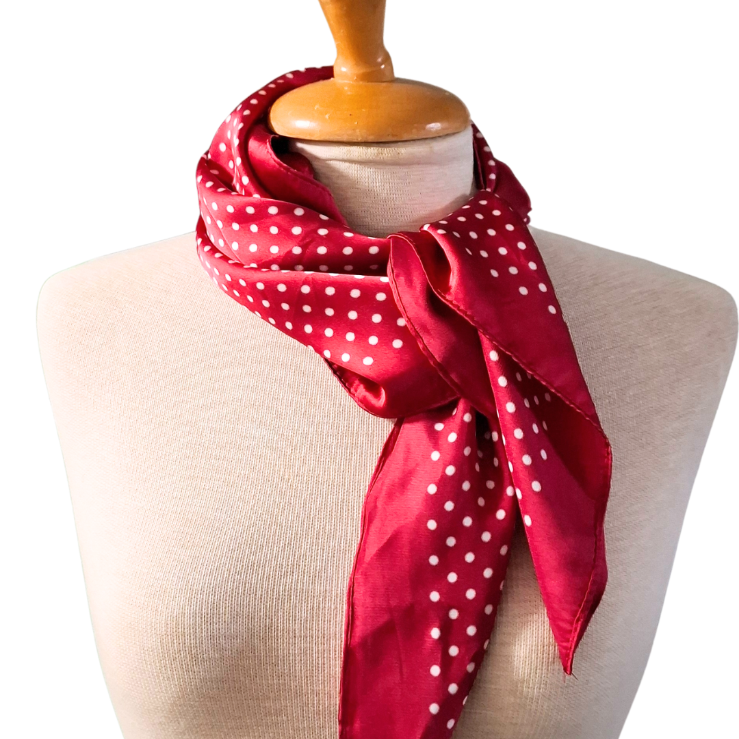 Satinscarf - Röd- vitprickig- Fyrkant
