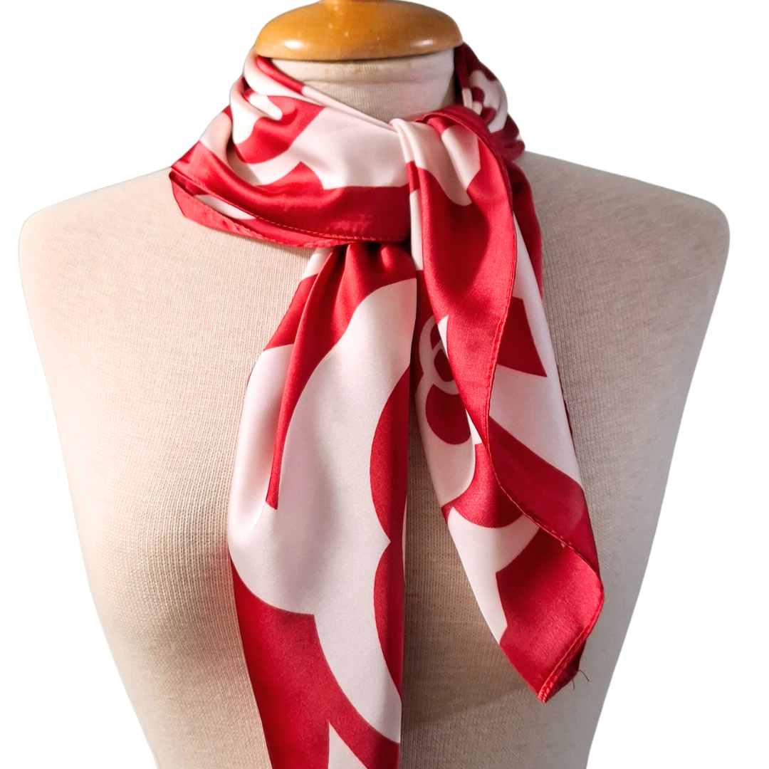 Satinscarf -Röd scarf med rosmönster- Fyrkant