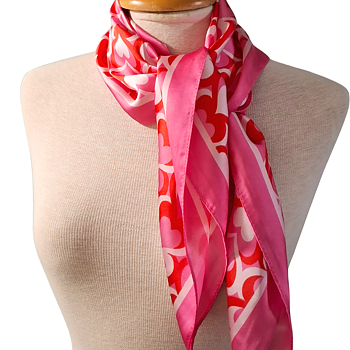 Satinscarf -Röd scarf med Hjärtmönster- Fyrkant