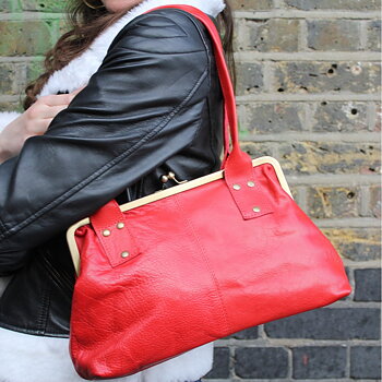 Väskan Doris axelremsväska  från Odi Lynch, röd