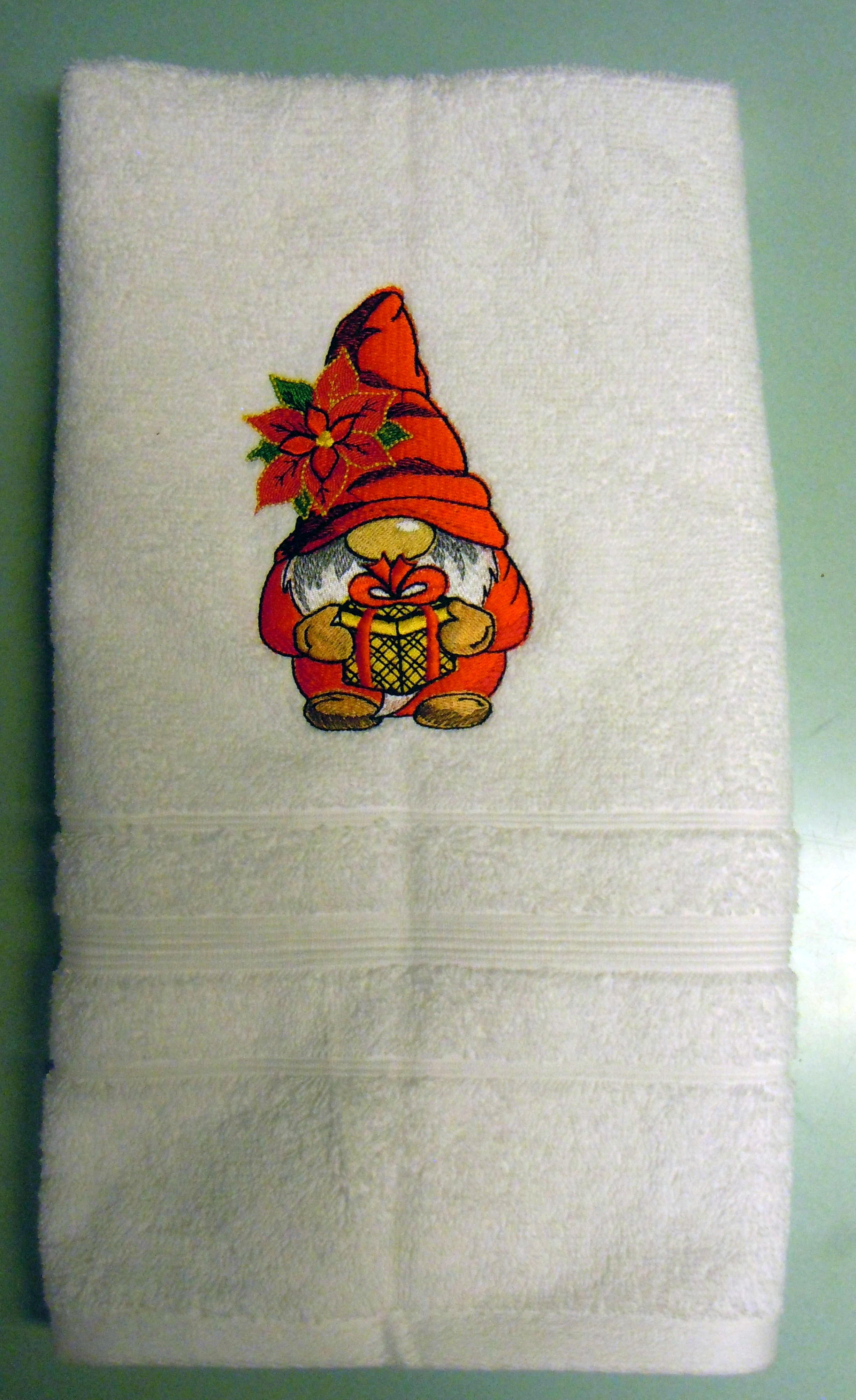 Broderad handduk Tomte med paket - 2