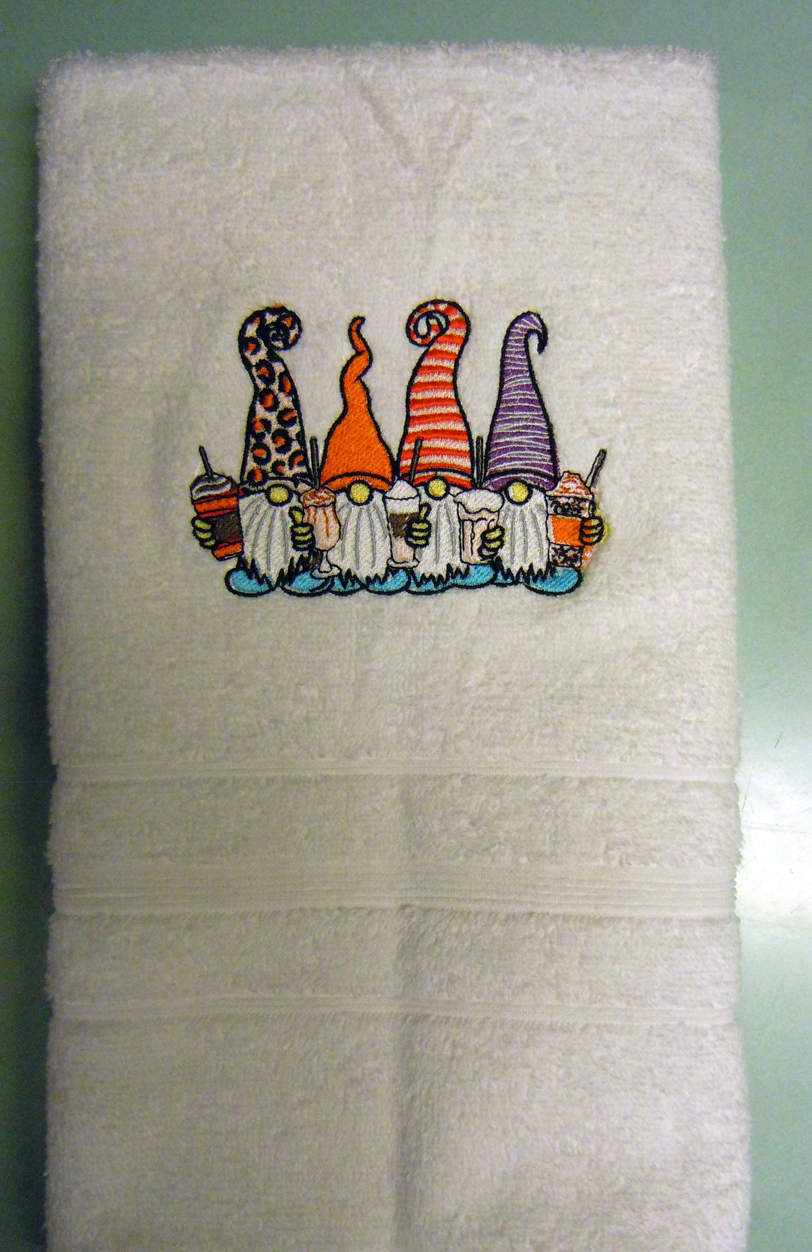 Broderad handduk med 4 skojiga tomtar - 2