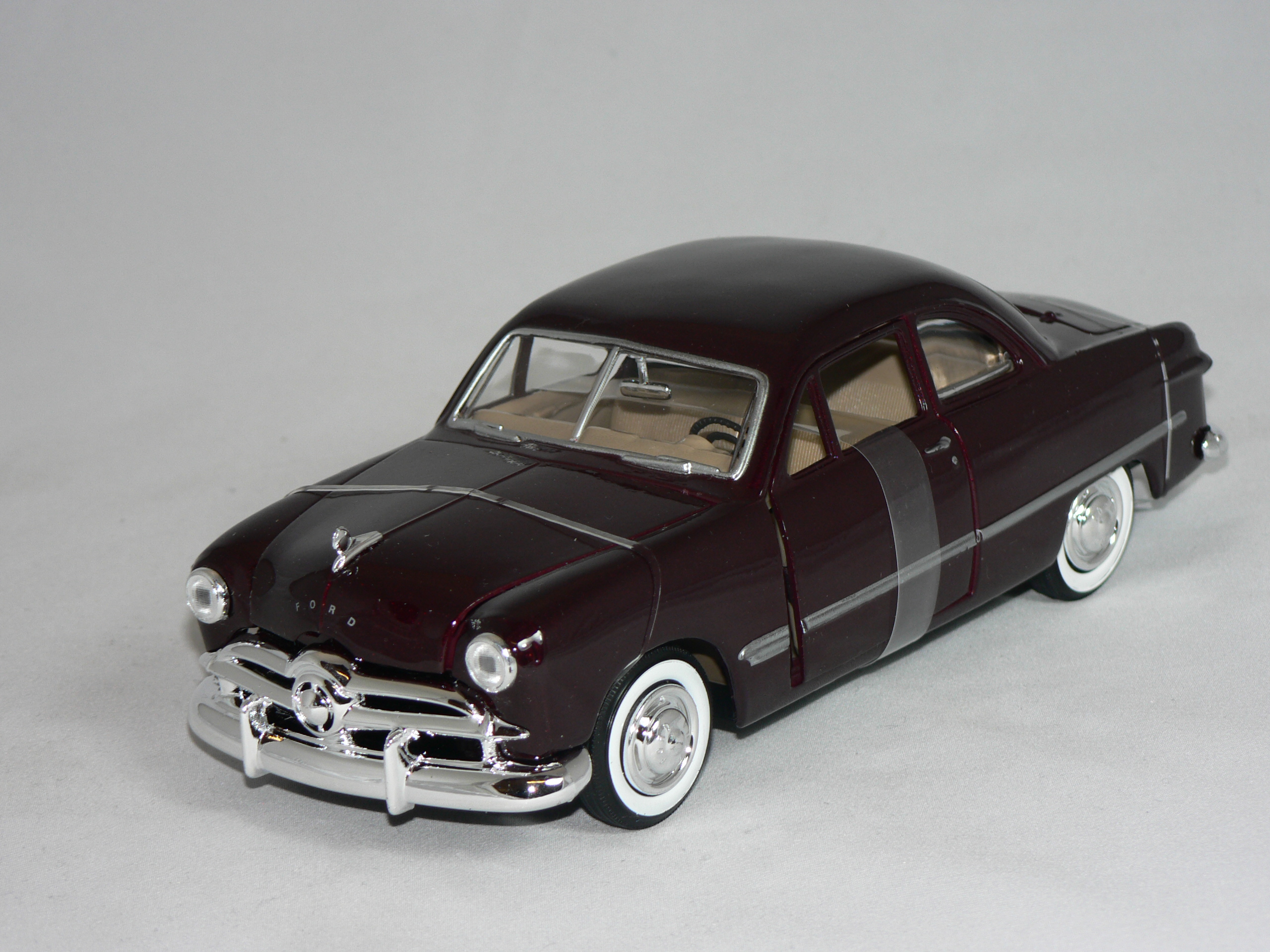 Ford  Coupe  1949  1:24  Motor Max