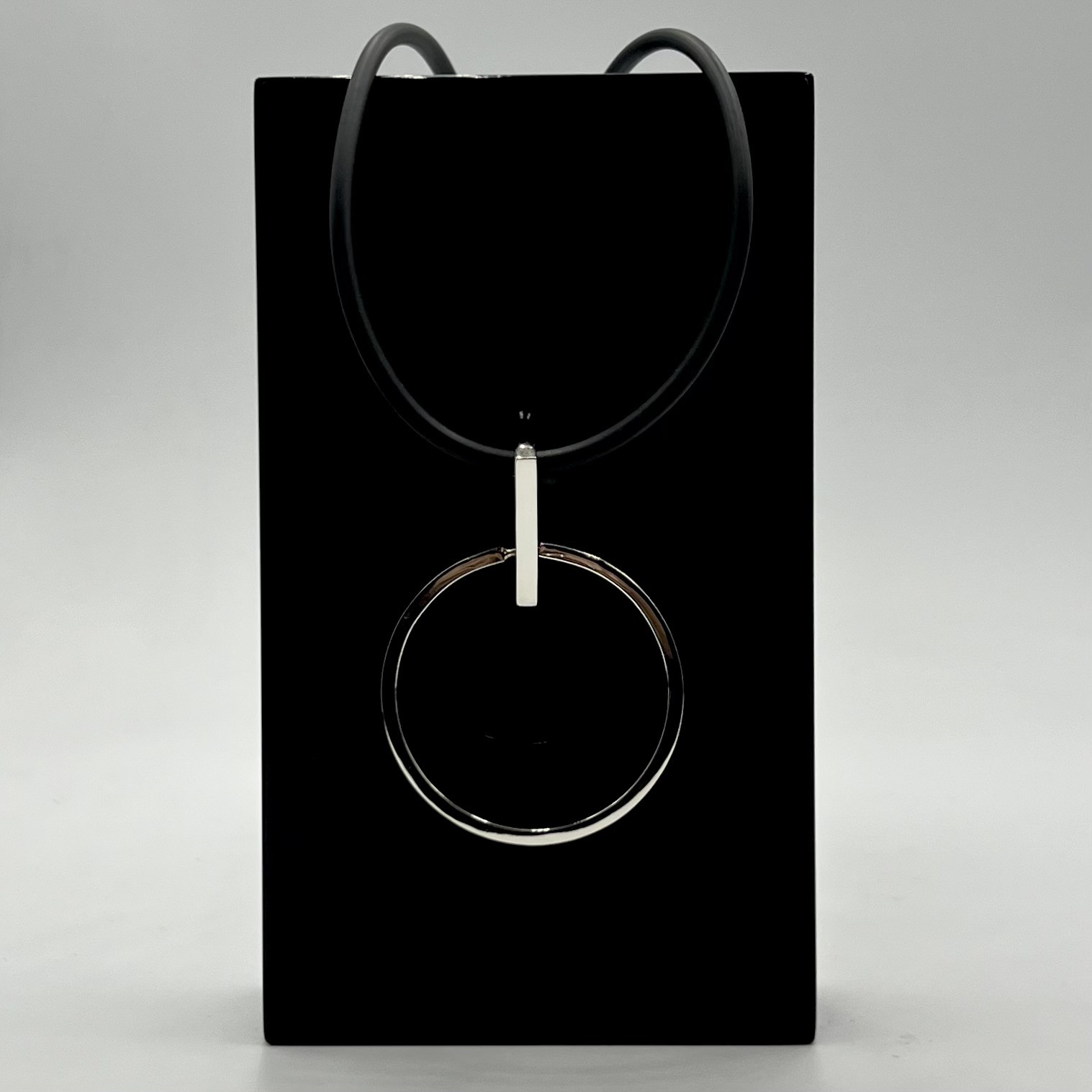 Halsband Exign stav och cirkel handgjort silver