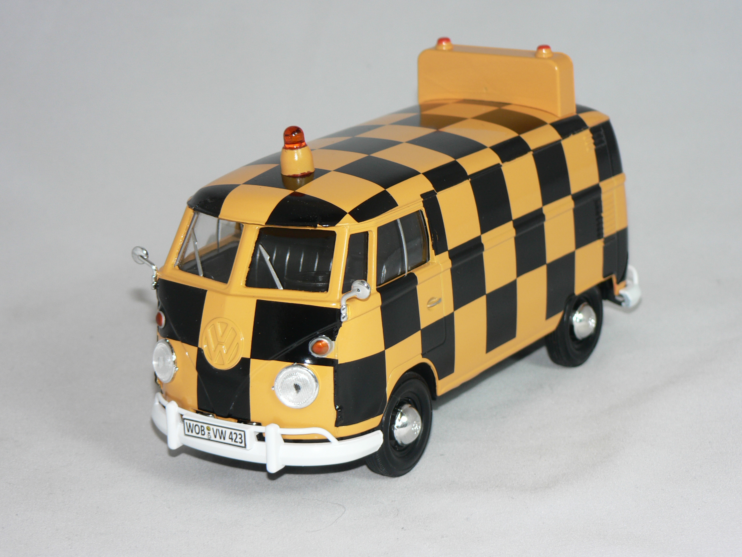 VW  Buss Trafik vakt  1:24  Motor Max