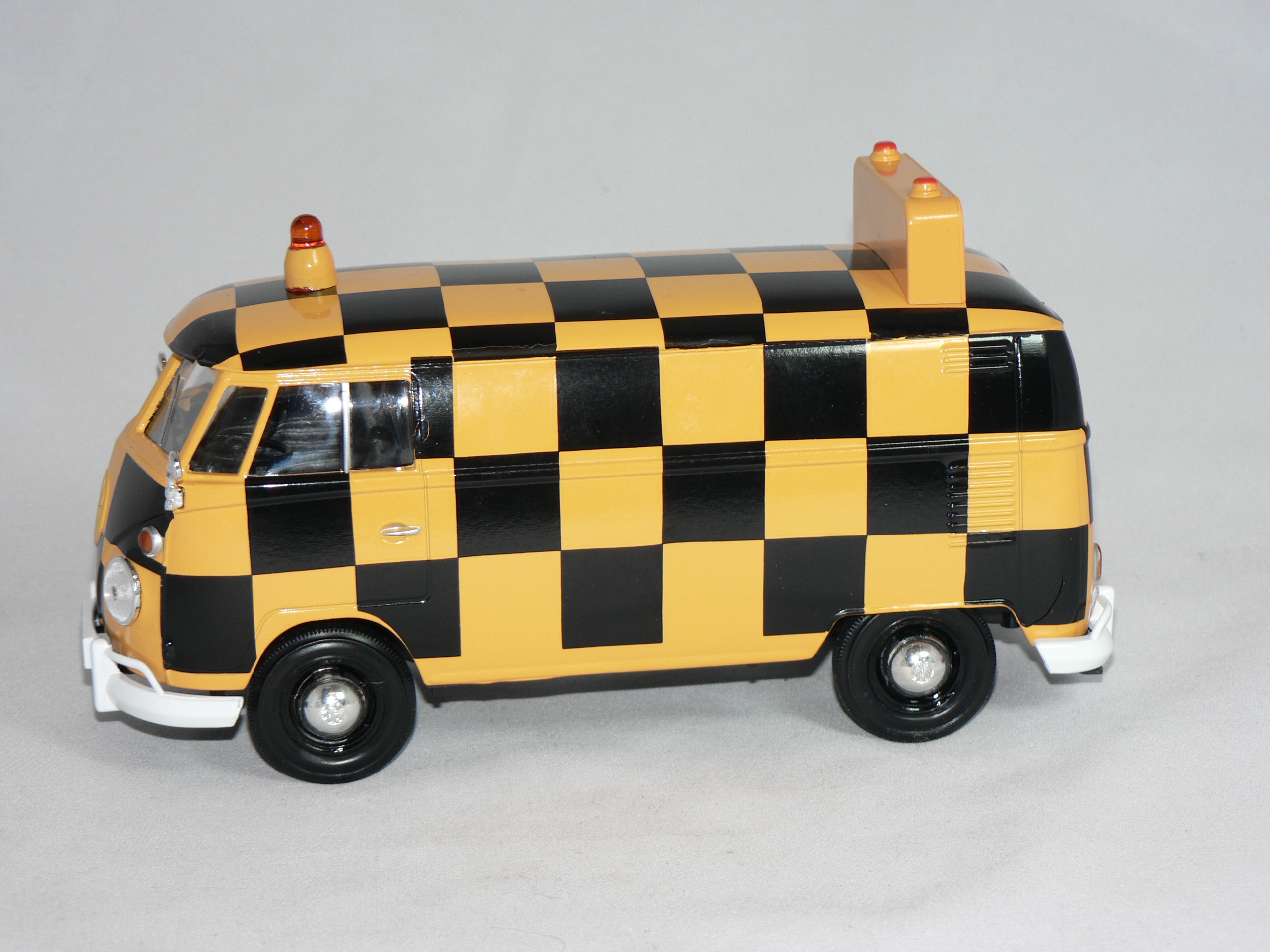 VW  Buss Trafik vakt  1:24  Motor Max - 3