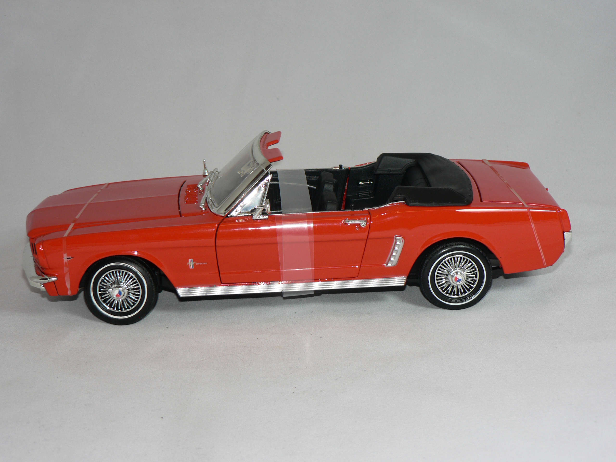 Ford Mustang  1964 1/2   1:18  Motor Max - 3