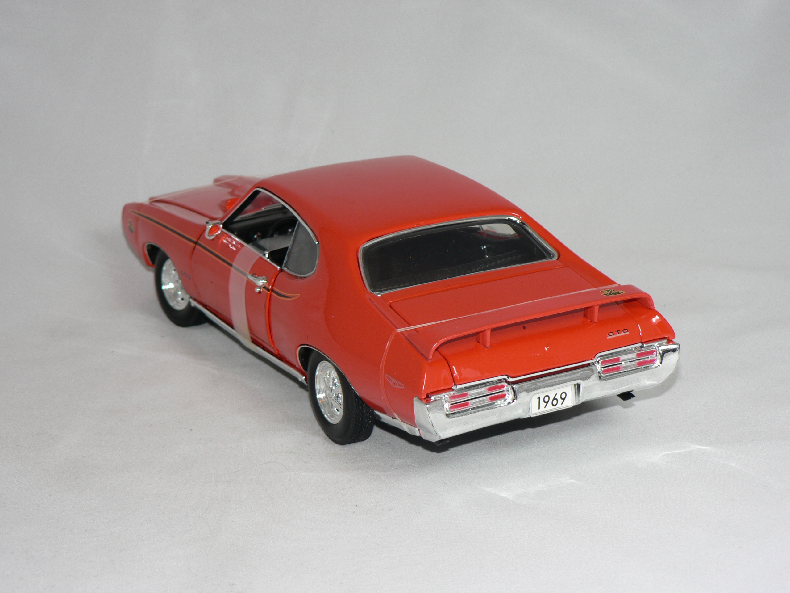 Pontiac GTO 1969  Judge  1:18 Motor Max - 2