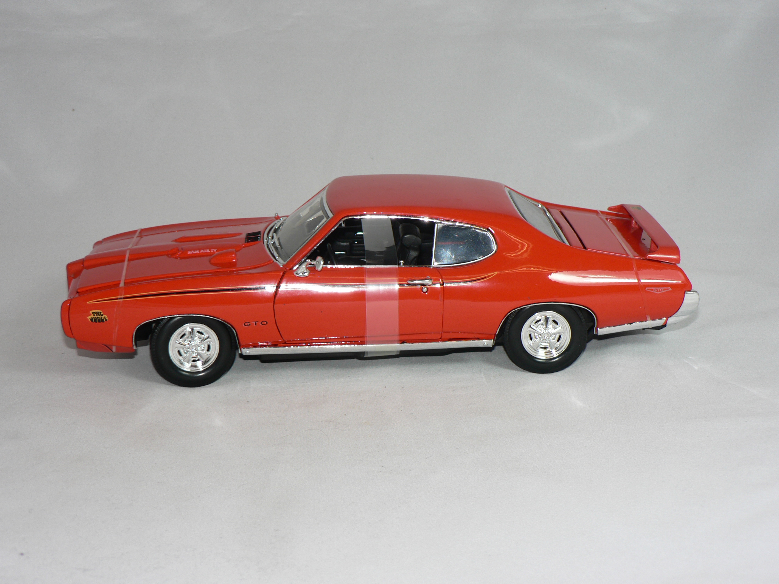 Pontiac GTO 1969  Judge  1:18 Motor Max - 3