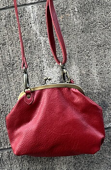 Väskan Evanna i skinn  från Odi Lynch,  röd