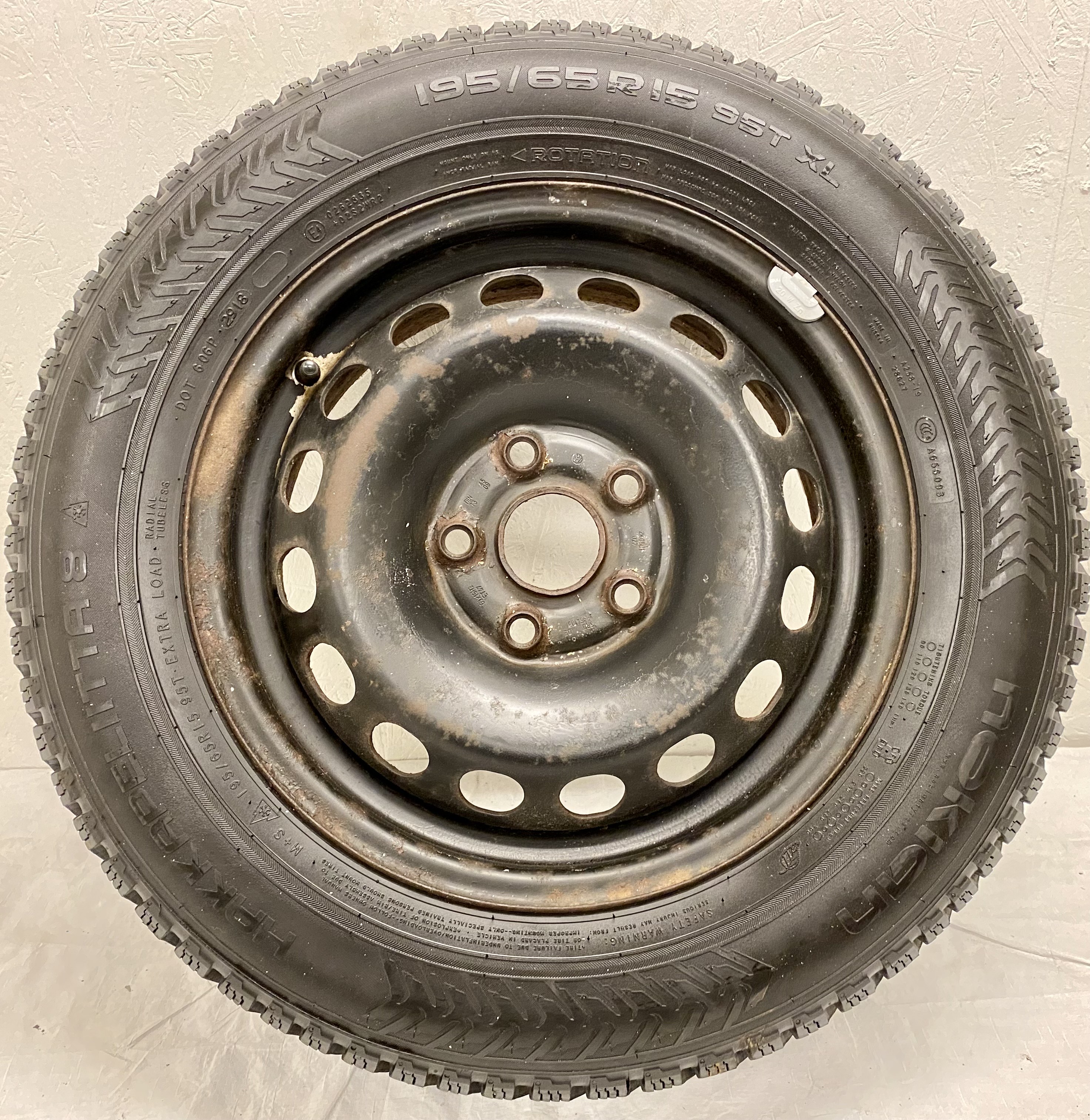 Kompletta Vinterhjul DUBB | 15" Volkswagen Plåt 5x112 6x15 ET47 57.1 + 195/65 R15 95T XL Nokian Hakkapeliitta 8 | V29-2018 | 8|8|8|8 mm - 4