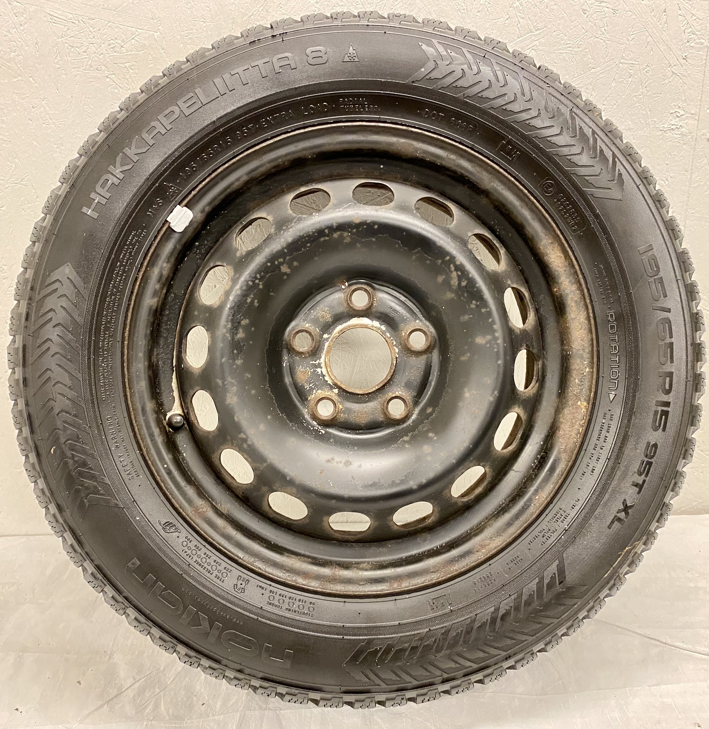 Kompletta Vinterhjul DUBB | 15" Volkswagen Plåt 5x112 6x15 ET47 57.1 + 195/65 R15 95T XL Nokian Hakkapeliitta 8 | V29-2018 | 8|8|8|8 mm - 7