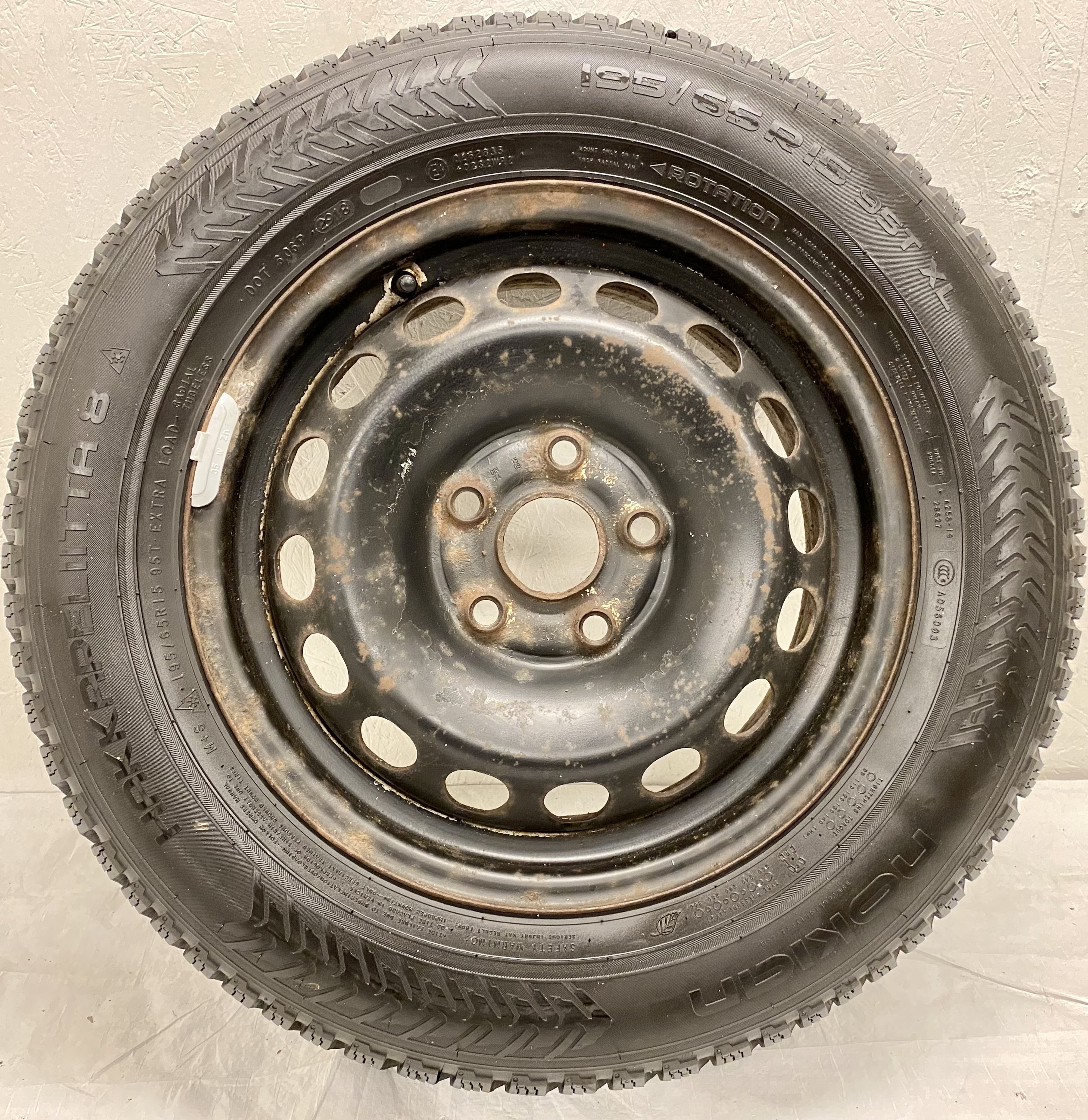 Kompletta Vinterhjul DUBB | 15" Volkswagen Plåt 5x112 6x15 ET47 57.1 + 195/65 R15 95T XL Nokian Hakkapeliitta 8 | V29-2018 | 8|8|8|8 mm - 5