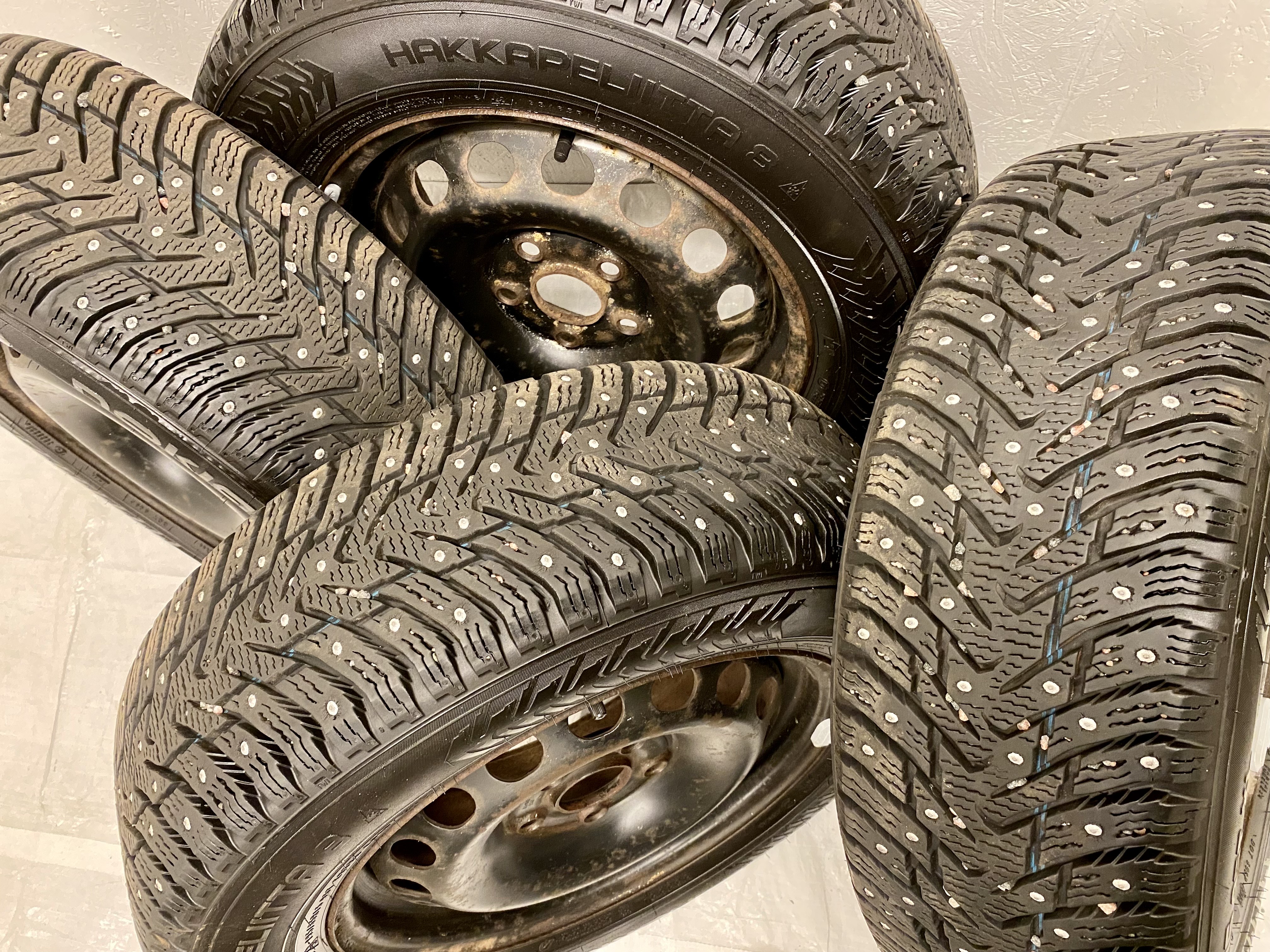 Kompletta Vinterhjul DUBB | 15" Volkswagen Plåt 5x112 6x15 ET47 57.1 + 195/65 R15 95T XL Nokian Hakkapeliitta 8 | V29-2018 | 8|8|8|8 mm - 2