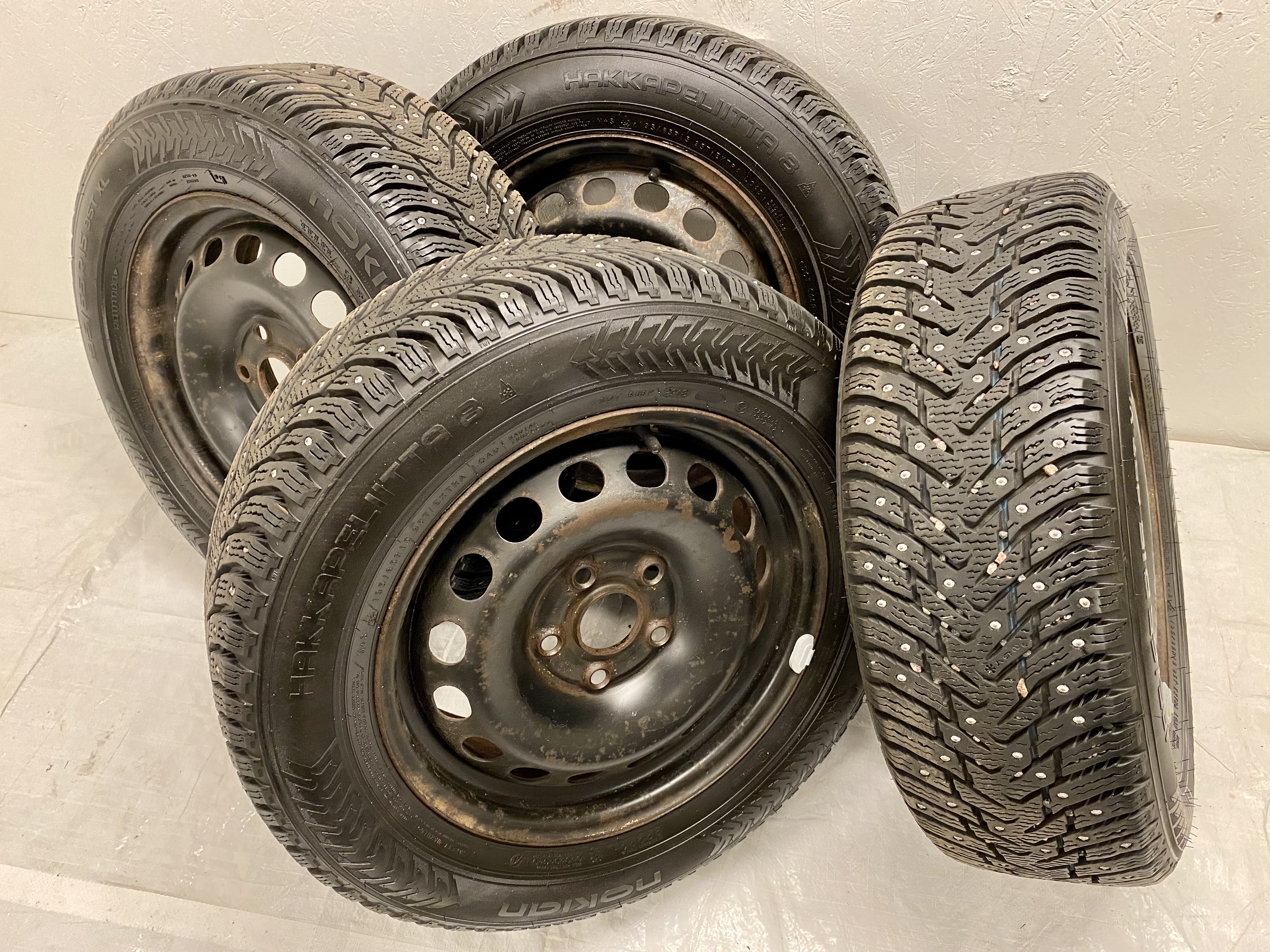 Kompletta Vinterhjul DUBB | 15" Volkswagen Plåt 5x112 6x15 ET47 57.1 + 195/65 R15 95T XL Nokian Hakkapeliitta 8 | V29-2018 | 8|8|8|8 mm