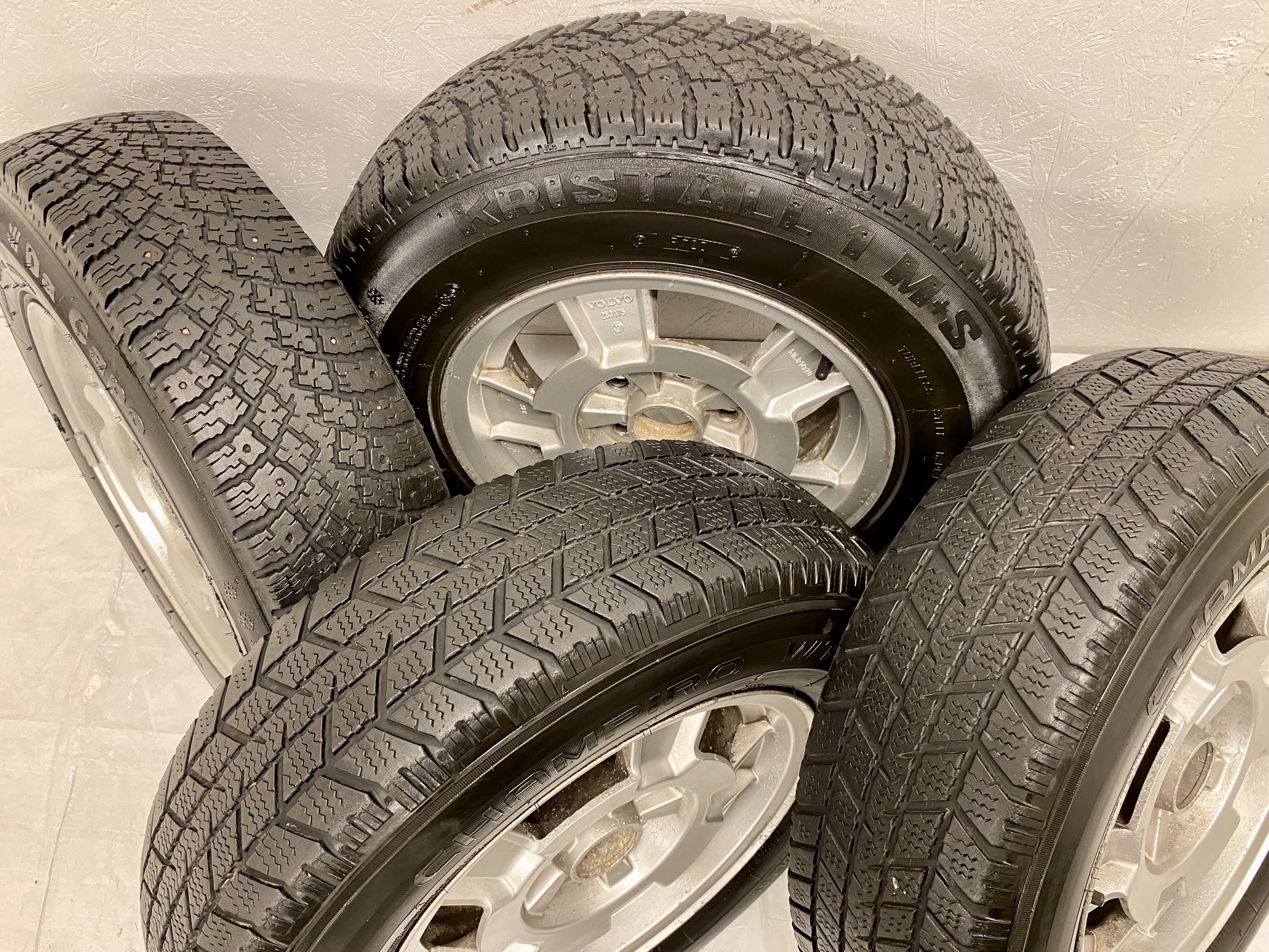 Kompletta Vinterhjul Friktion | 14" Volvo 740 240 283075 5x108 5.5x14 ET20 65.1 + 185/70 R14 Däck bör bytas | 3|4|4|4 mm - 2