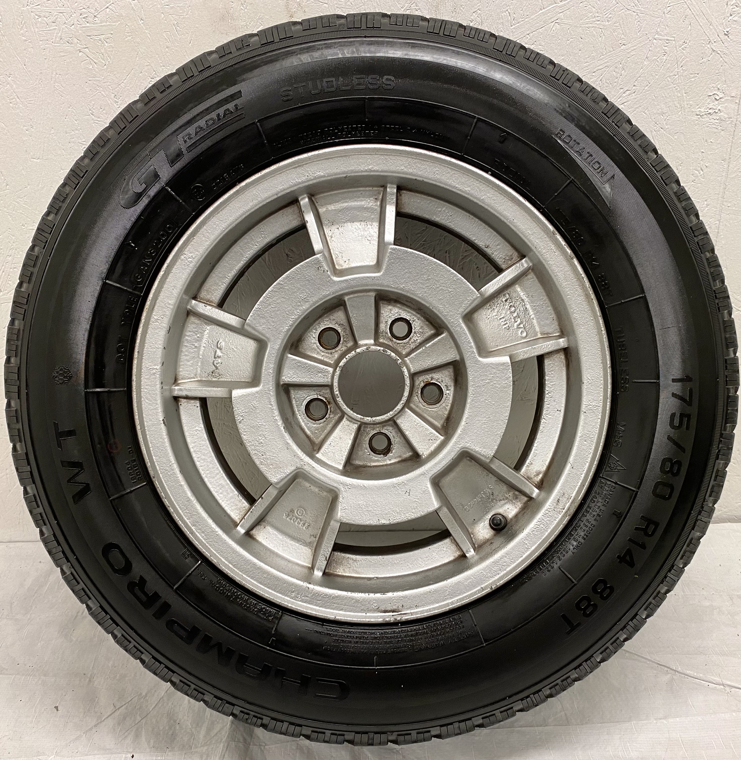 Kompletta Vinterhjul Friktion | 14" Volvo 740 240 283075 5x108 5.5x14 ET20 65.1 + 185/70 R14 Däck bör bytas | 3|4|4|4 mm - 7