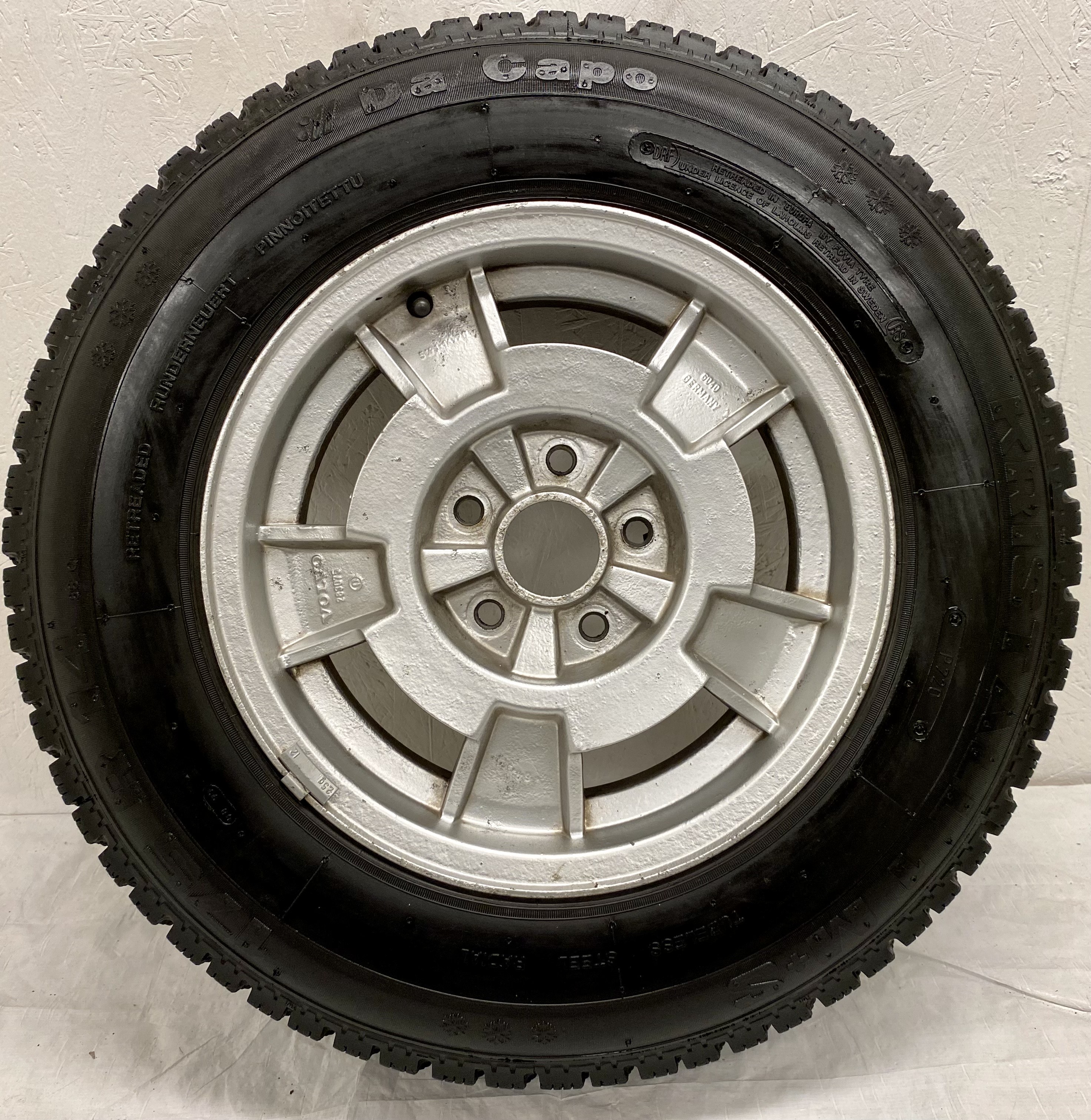 Kompletta Vinterhjul Friktion | 14" Volvo 740 240 283075 5x108 5.5x14 ET20 65.1 + 185/70 R14 Däck bör bytas | 3|4|4|4 mm - 6